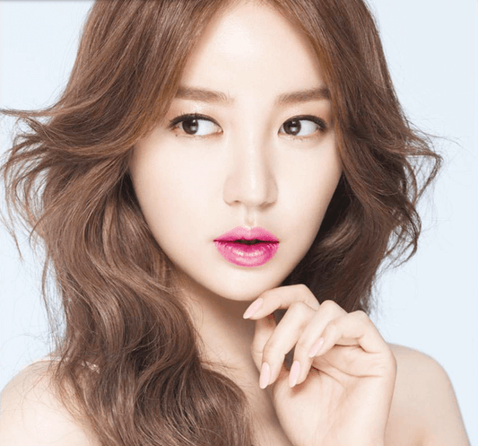 A model showcasing radiant skin with soft waves and pink lips, promoting the Riman Incellderm Starter Set.