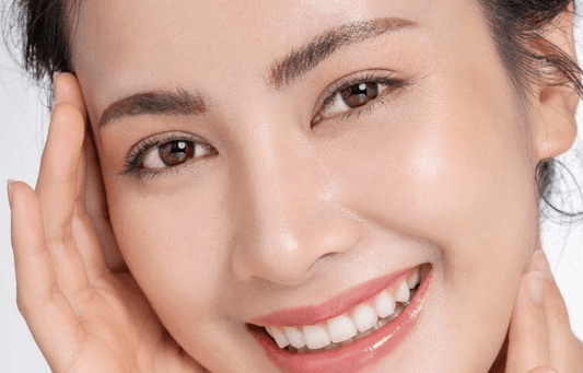 Smiling woman showcasing healthy skin and an effective skincare routine.