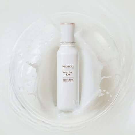 RADIANSOME 100 Microfluidizer Essential Toner in a white splash, enhancing skin moisture and absorption.